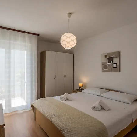 Apartmán Spacious With Three Double Bedrooms