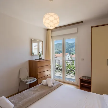 Apartmán Spacious With Three Double Bedrooms