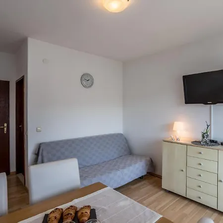 Spacious With Three Double Bedrooms *