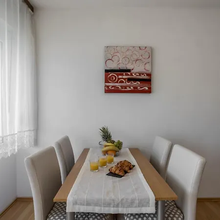 Apartmán Spacious With Three Double Bedrooms