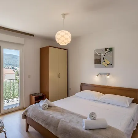 Apartmán Spacious With Three Double Bedrooms