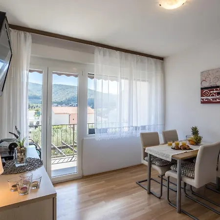 Apartmán Spacious With Three Double Bedrooms