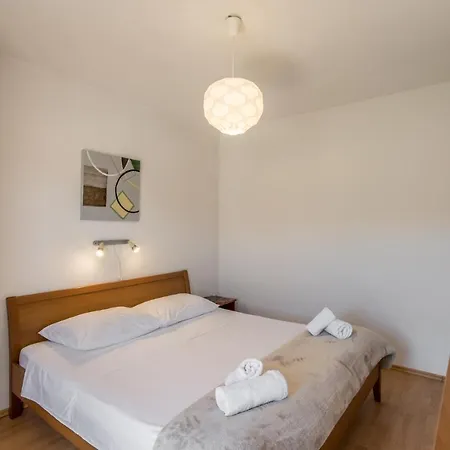 Spacious With Three Double Bedrooms *